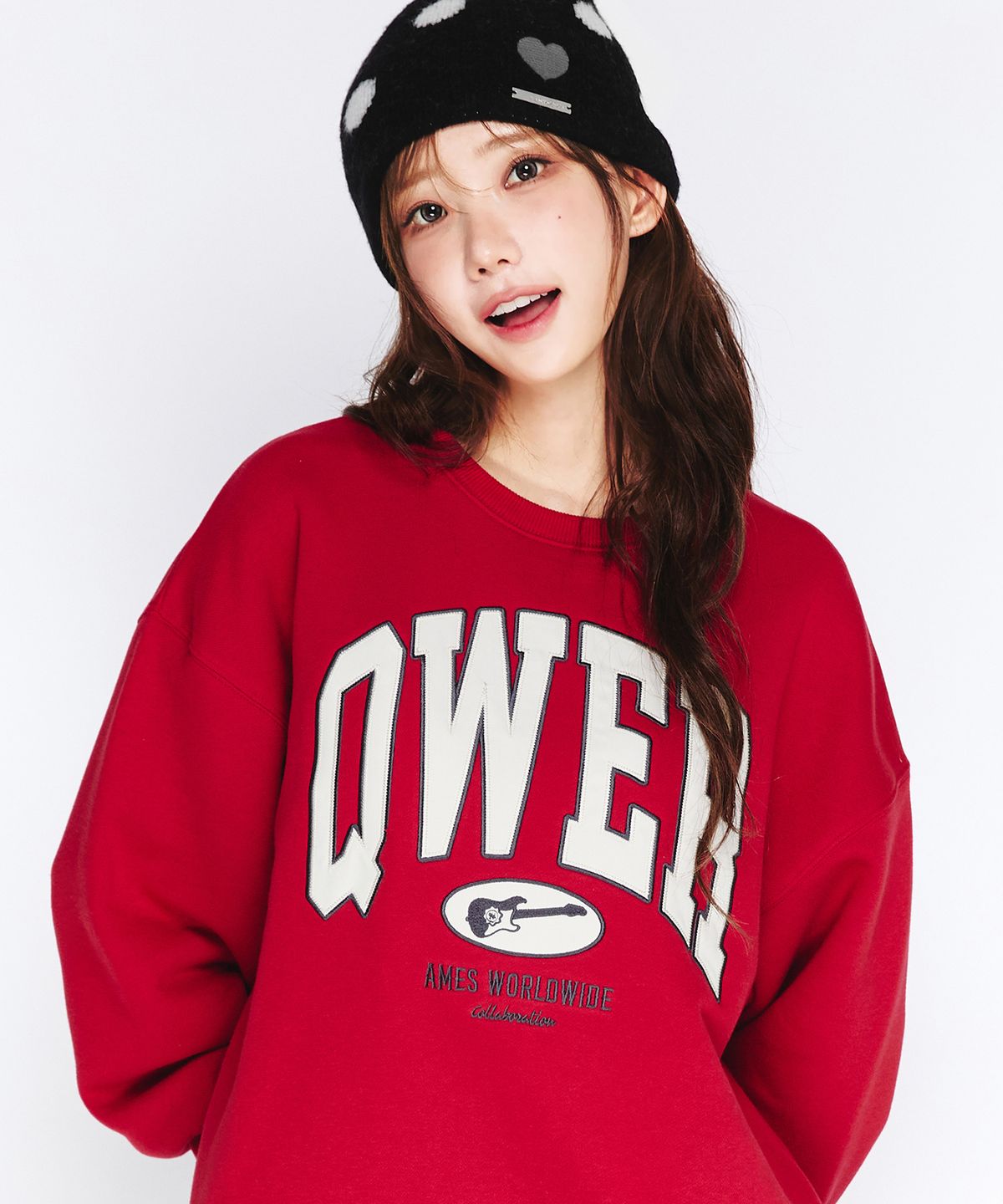 아메스 월드와이드(AMES-WORLDWIDE) QWER BASIC APPLIQUE SWEATSHIRT RED