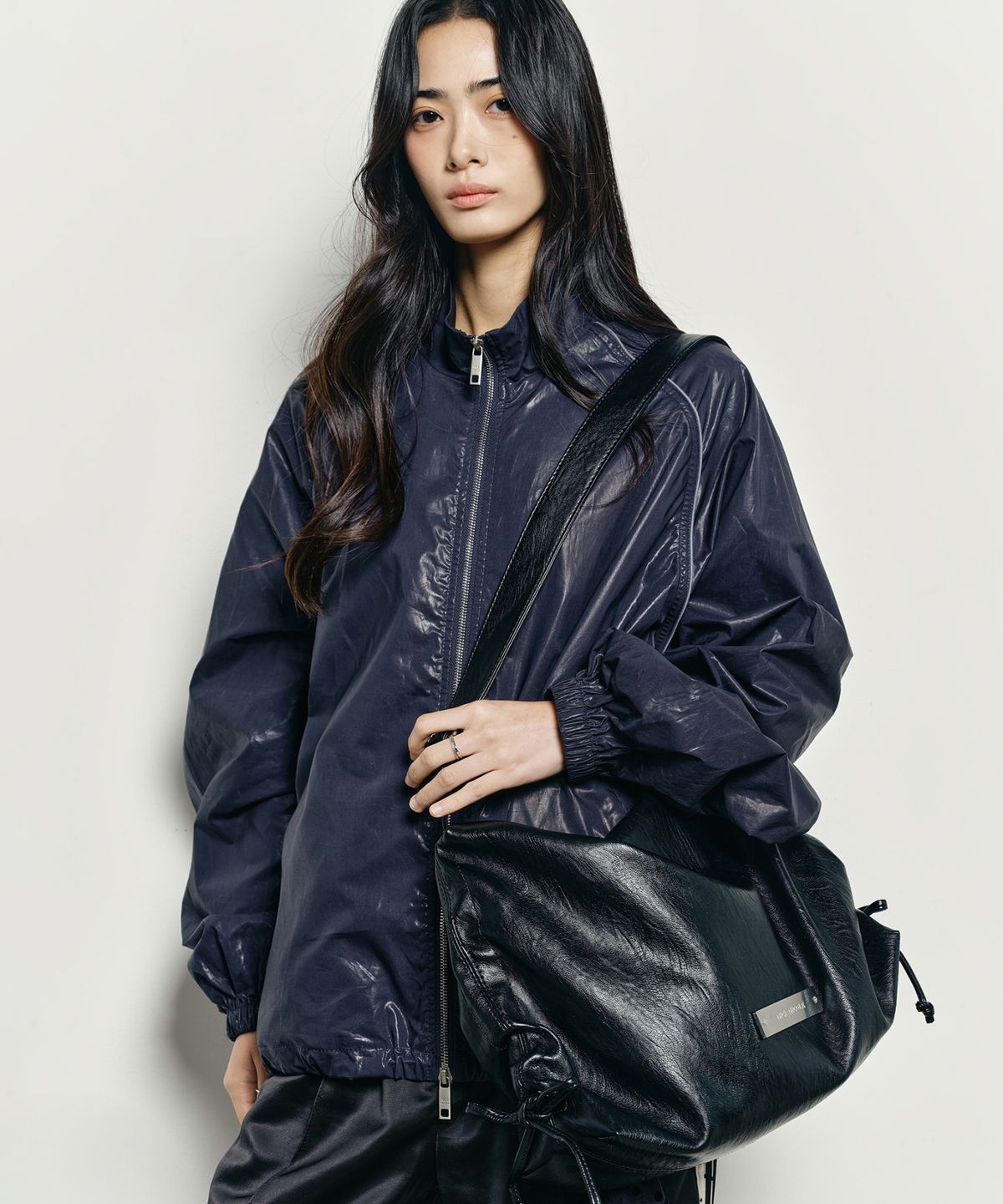 닉앤니콜(NICK&NICOLE) CRYSTAL SHIRRING SQUARE SHOULDER BAG_BLACK