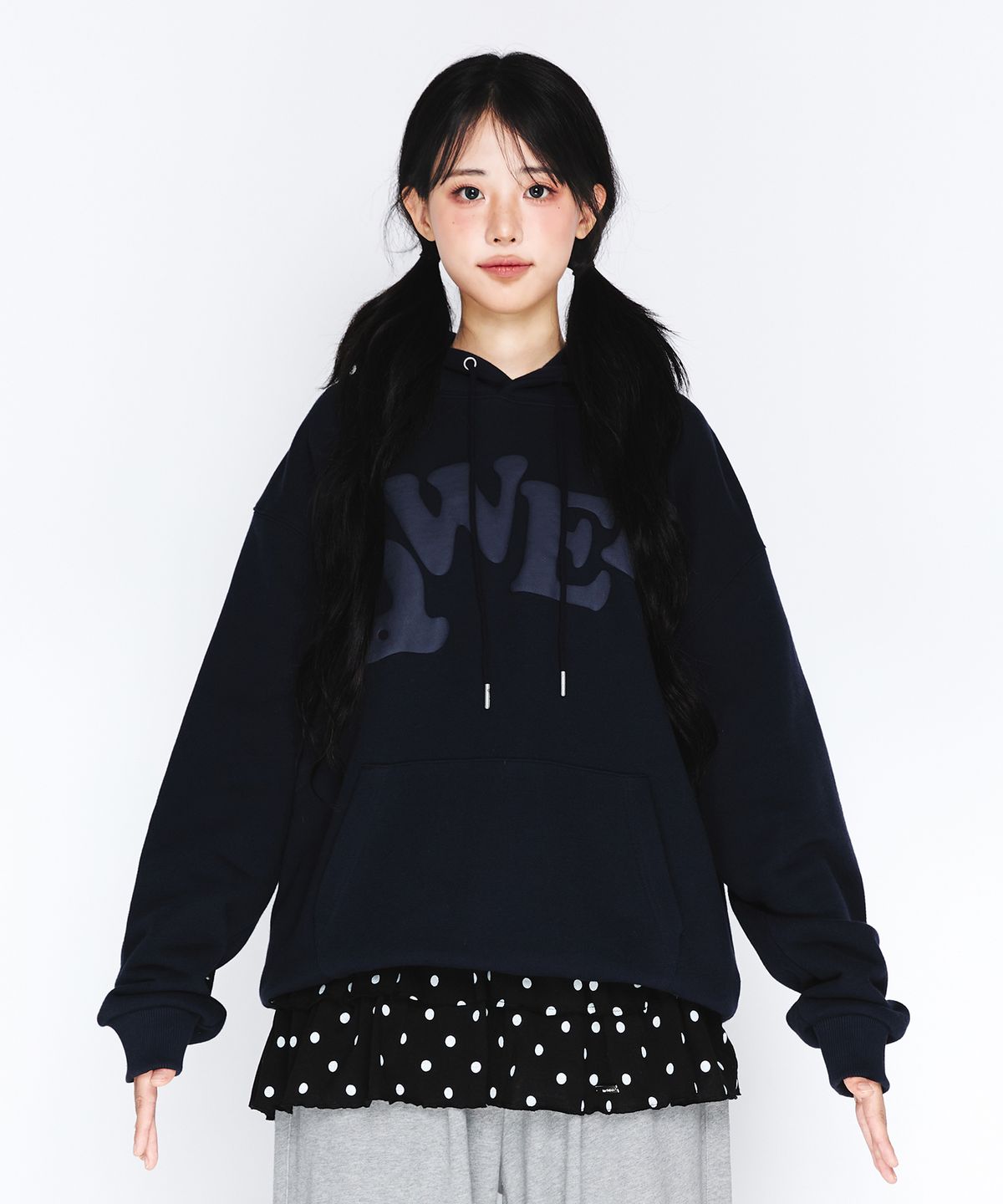 아메스 월드와이드(AMES-WORLDWIDE) QWER BIG TYPO HOODIE NAVY
