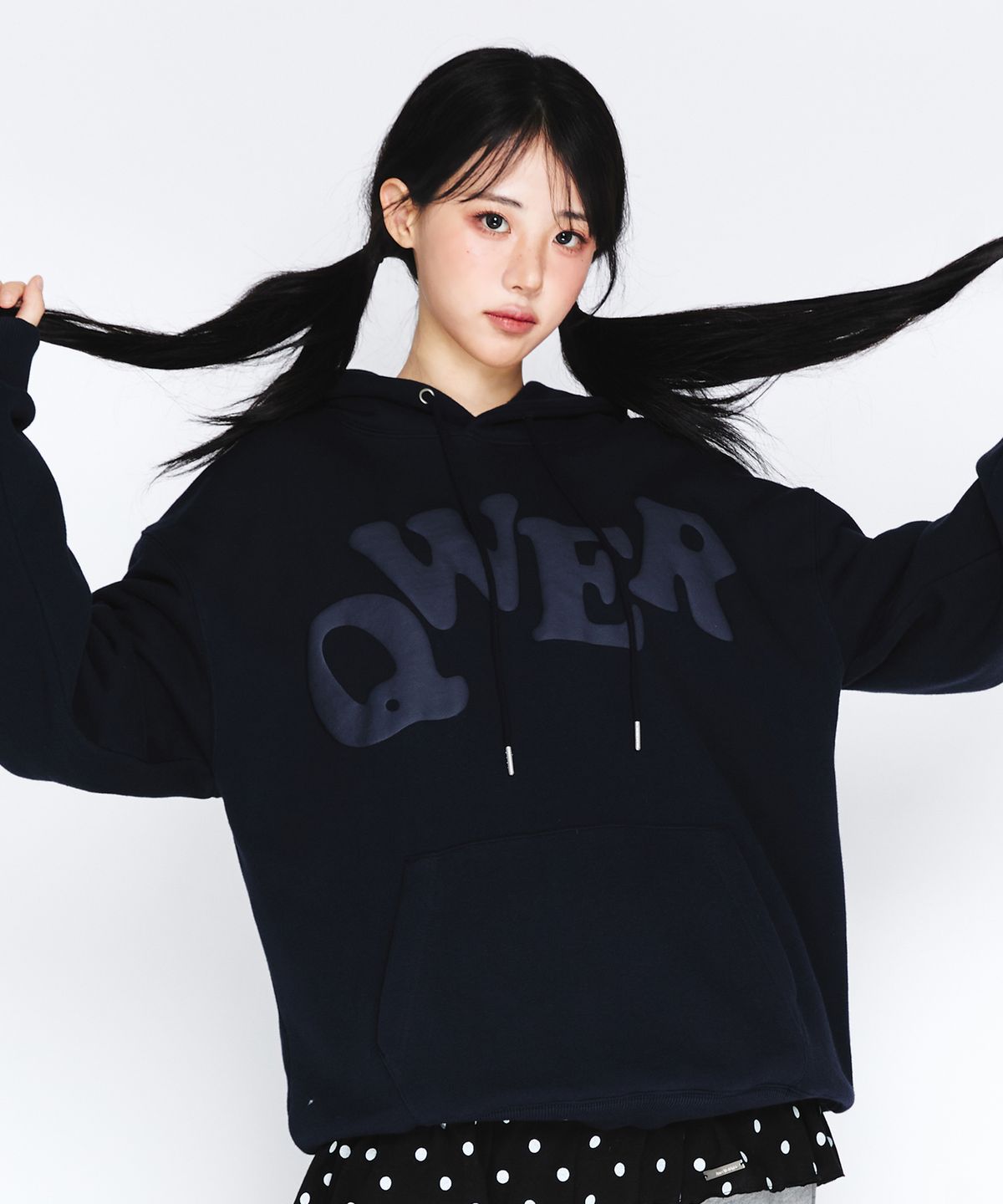 아메스 월드와이드(AMES-WORLDWIDE) QWER BIG TYPO HOODIE NAVY