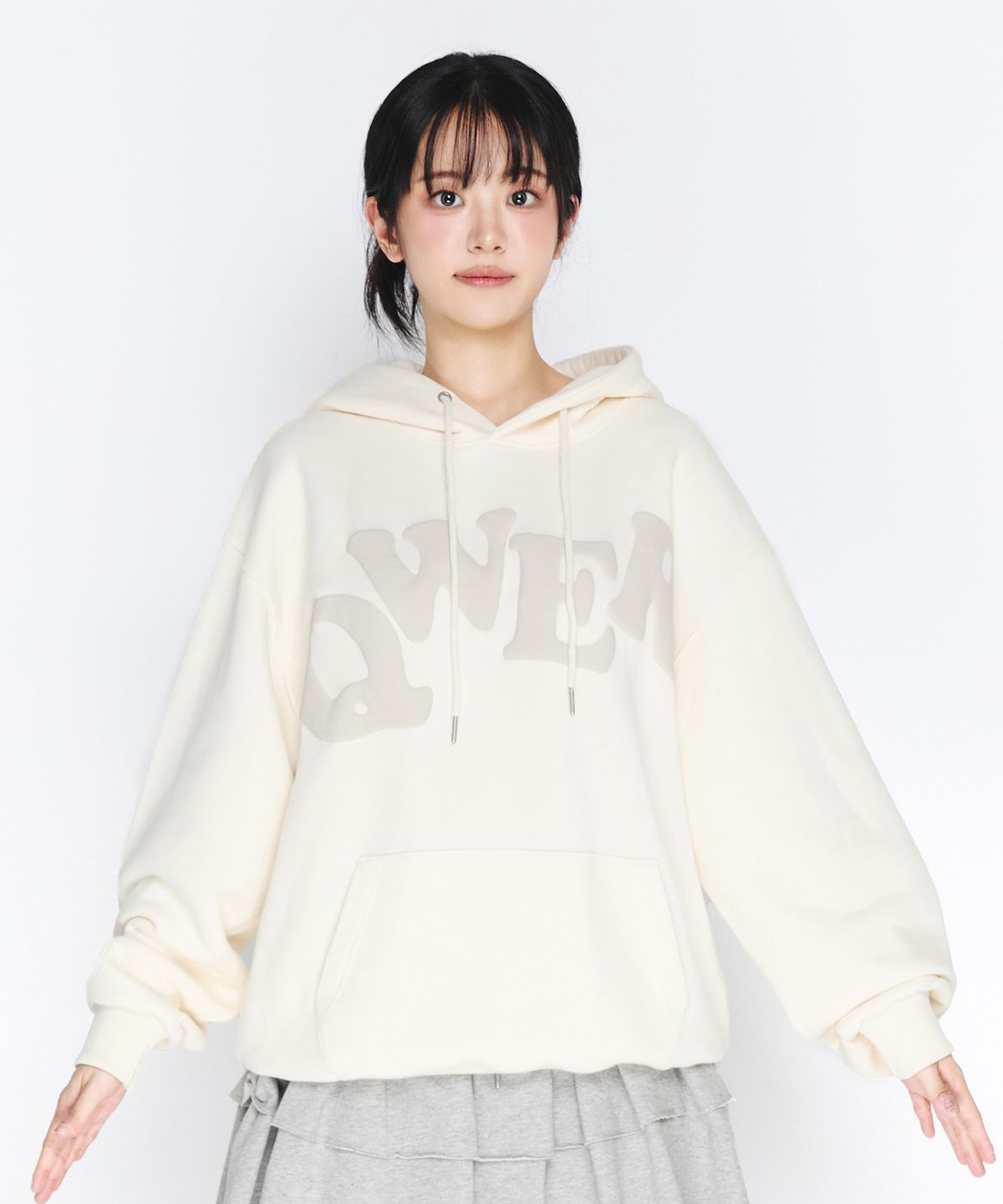 아메스 월드와이드(AMES-WORLDWIDE) QWER BIG TYPO HOODIE CREAM