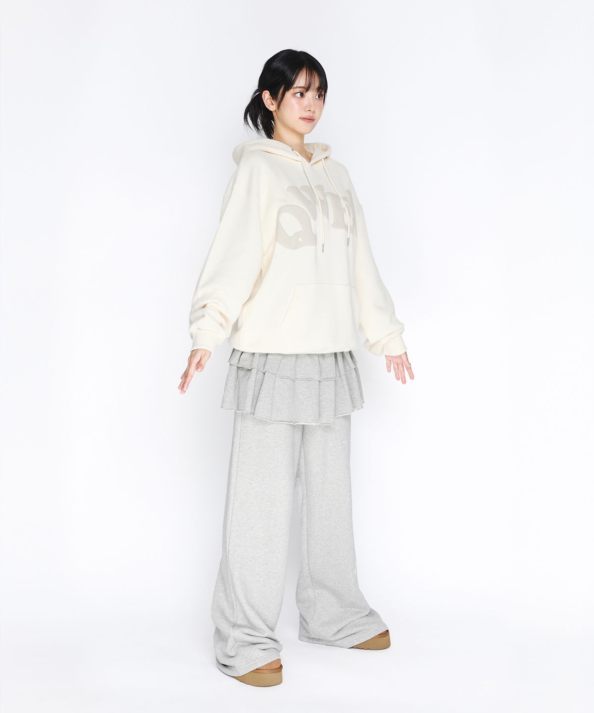 아메스 월드와이드(AMES-WORLDWIDE) QWER BIG TYPO HOODIE CREAM
