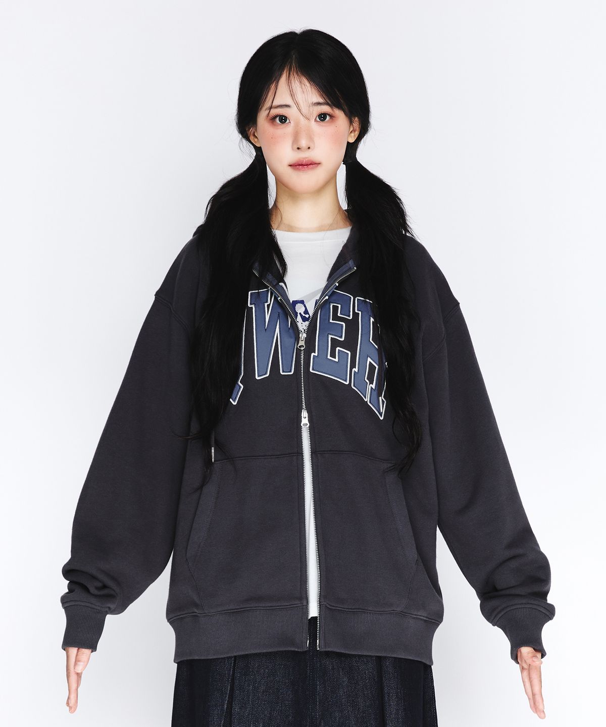 아메스 월드와이드(AMES-WORLDWIDE) QWER BASIC APPLIQUE HOODIE ZIP-UP DEEP CHARCOAL