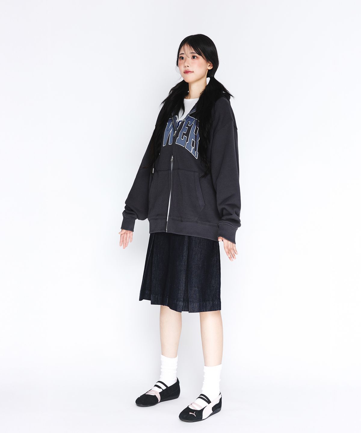 아메스 월드와이드(AMES-WORLDWIDE) QWER BASIC APPLIQUE HOODIE ZIP-UP DEEP CHARCOAL