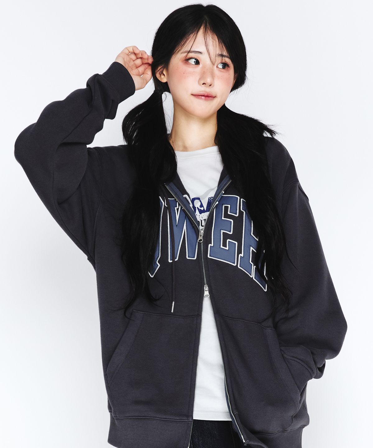 아메스 월드와이드(AMES-WORLDWIDE) QWER BASIC APPLIQUE HOODIE ZIP-UP DEEP CHARCOAL
