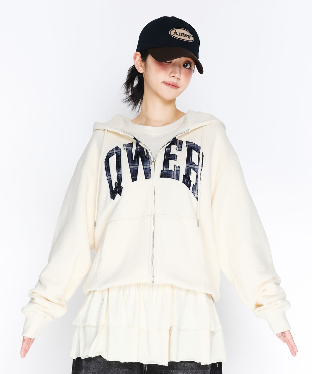 아메스 월드와이드(AMES-WORLDWIDE) QWER BASIC APPLIQUE HOODIE ZIP-UP CREAM