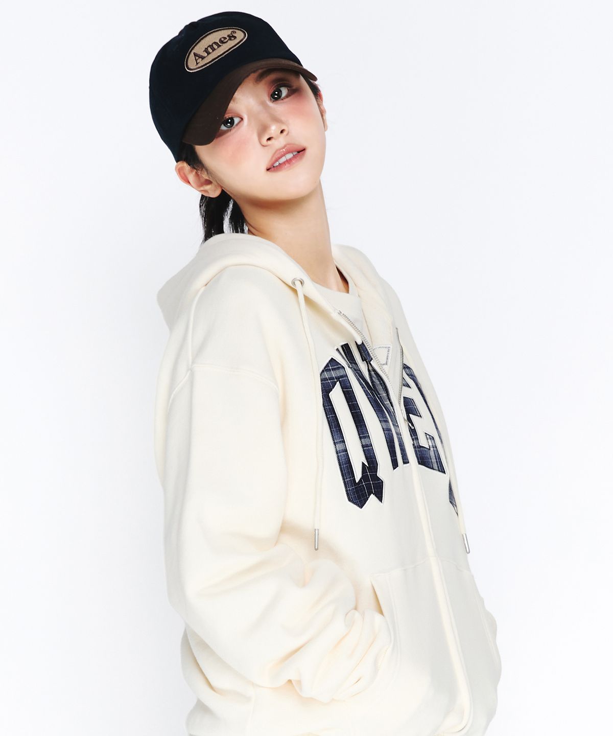 아메스 월드와이드(AMES-WORLDWIDE) QWER BASIC APPLIQUE HOODIE ZIP-UP CREAM
