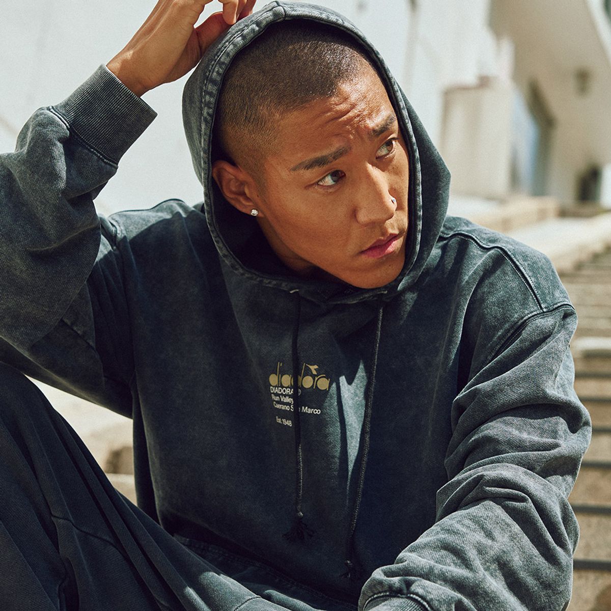 디아도라(diadora) 가먼트워싱 후드티셔츠 BLACK