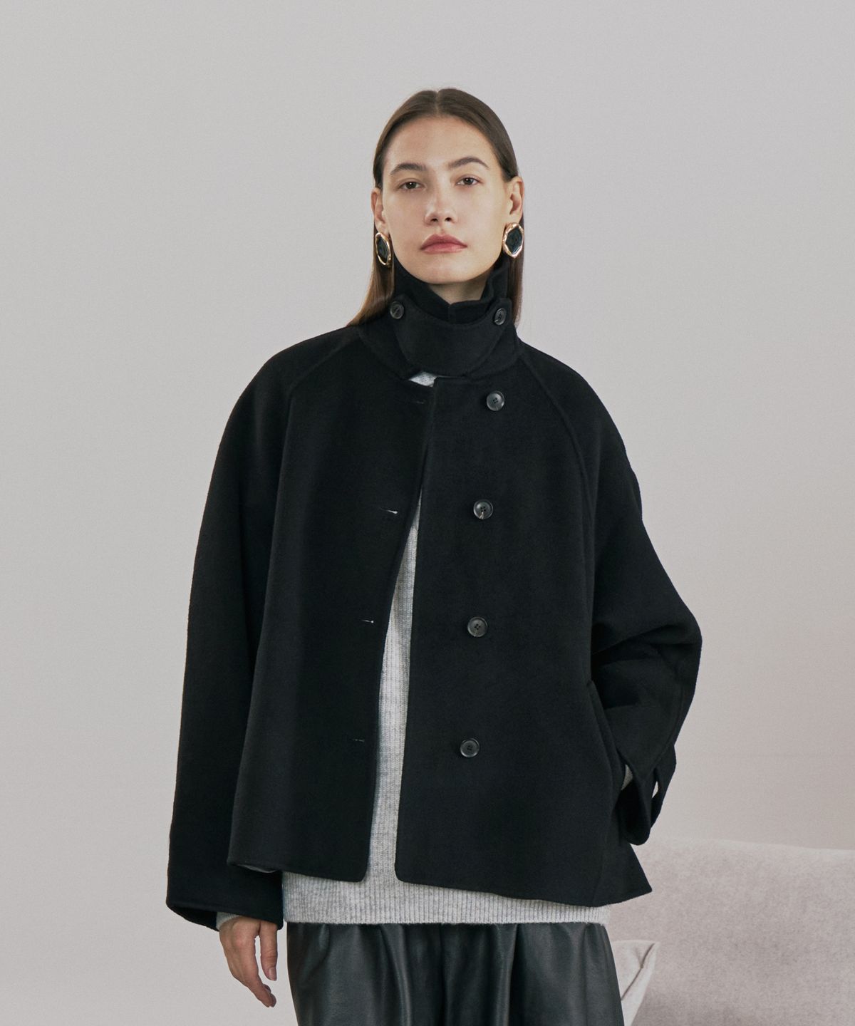 핀블랙(PINBLACK) 하이넥 비조 핸드메이드 울 숏 코트