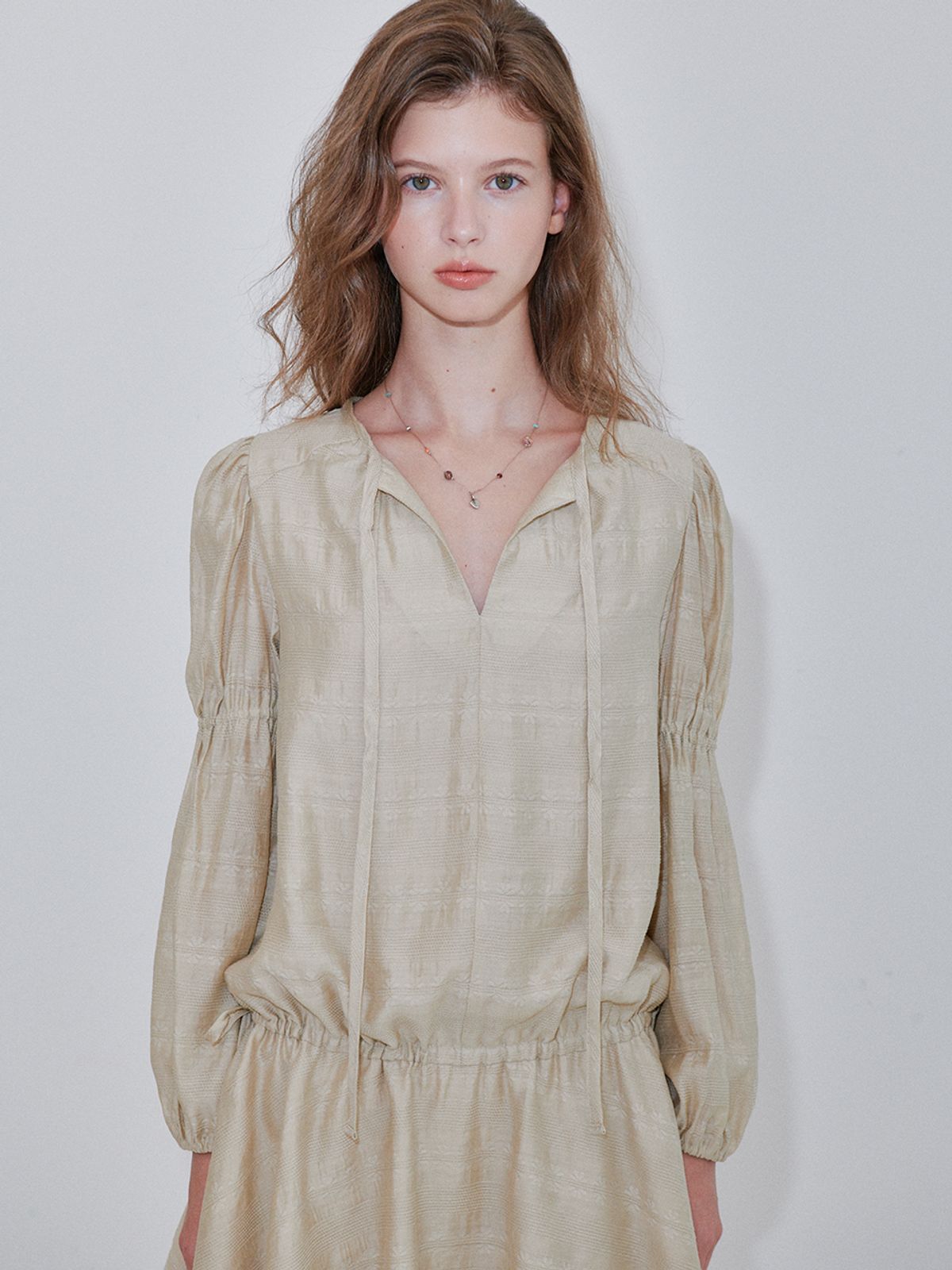 오앨(OUEL) DRAPE TIE MINI DRESS_BEIGE