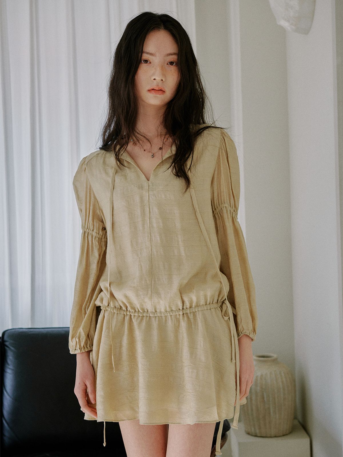 오앨(OUEL) DRAPE TIE MINI DRESS_BEIGE