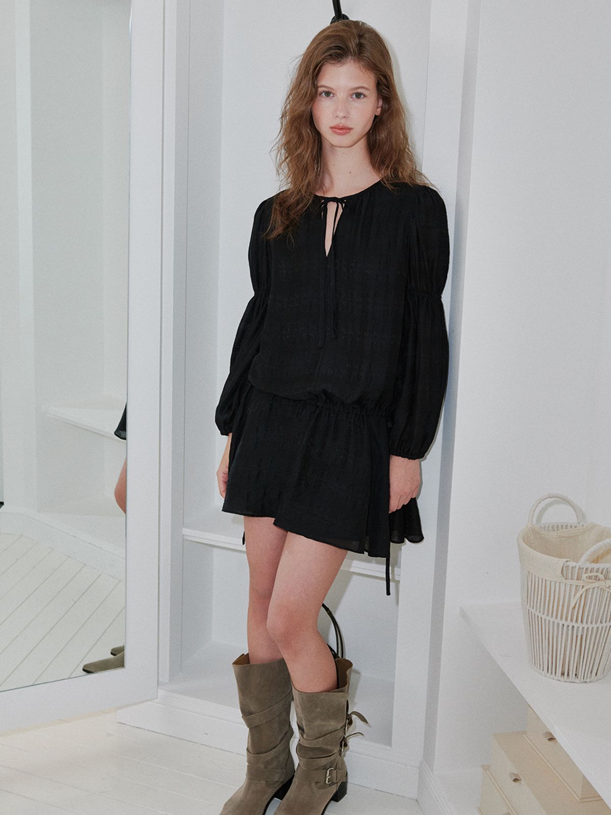 오앨(OUEL) DRAPE TIE MINI DRESS_BLACK
