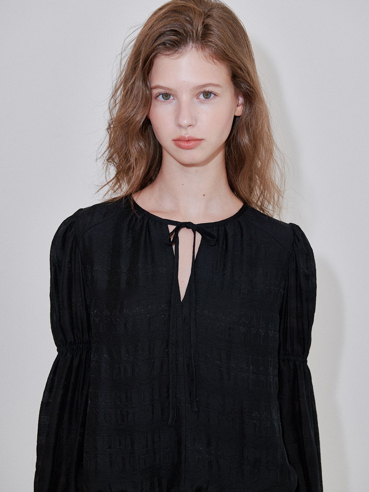 오앨(OUEL) DRAPE TIE MINI DRESS_BLACK