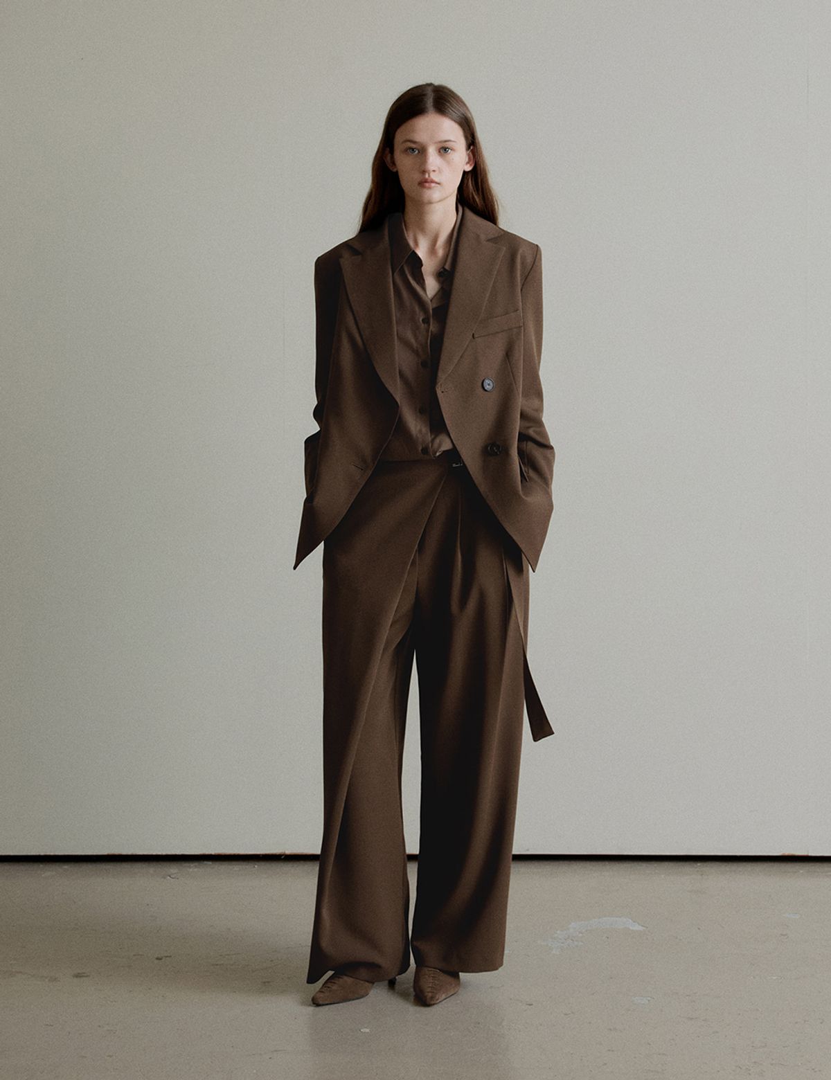 더엘로(THEELO) Wrap Front Slacks (Brown)
