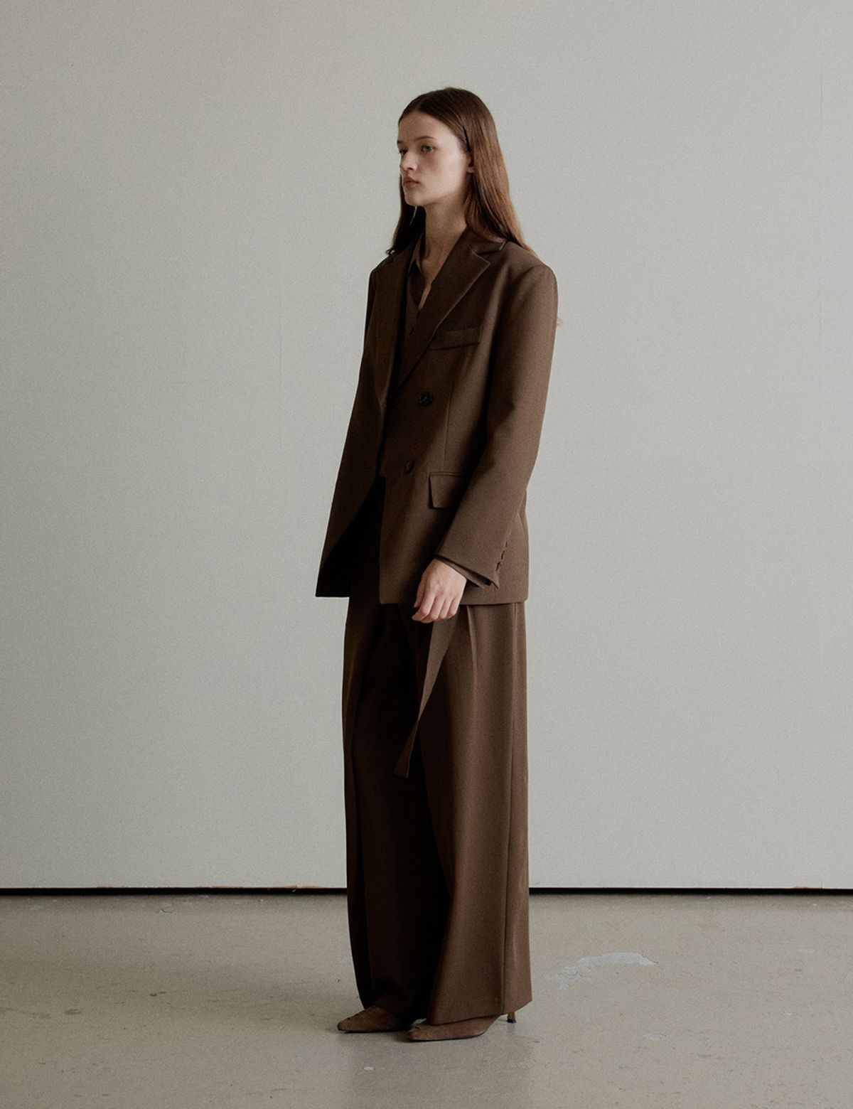 더엘로(THEELO) Wrap Front Slacks (Brown)