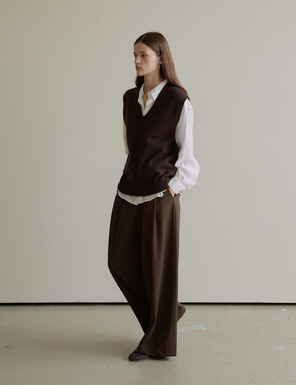 더엘로(THEELO) Tailored Two Tuck Wide Pants (Brown)