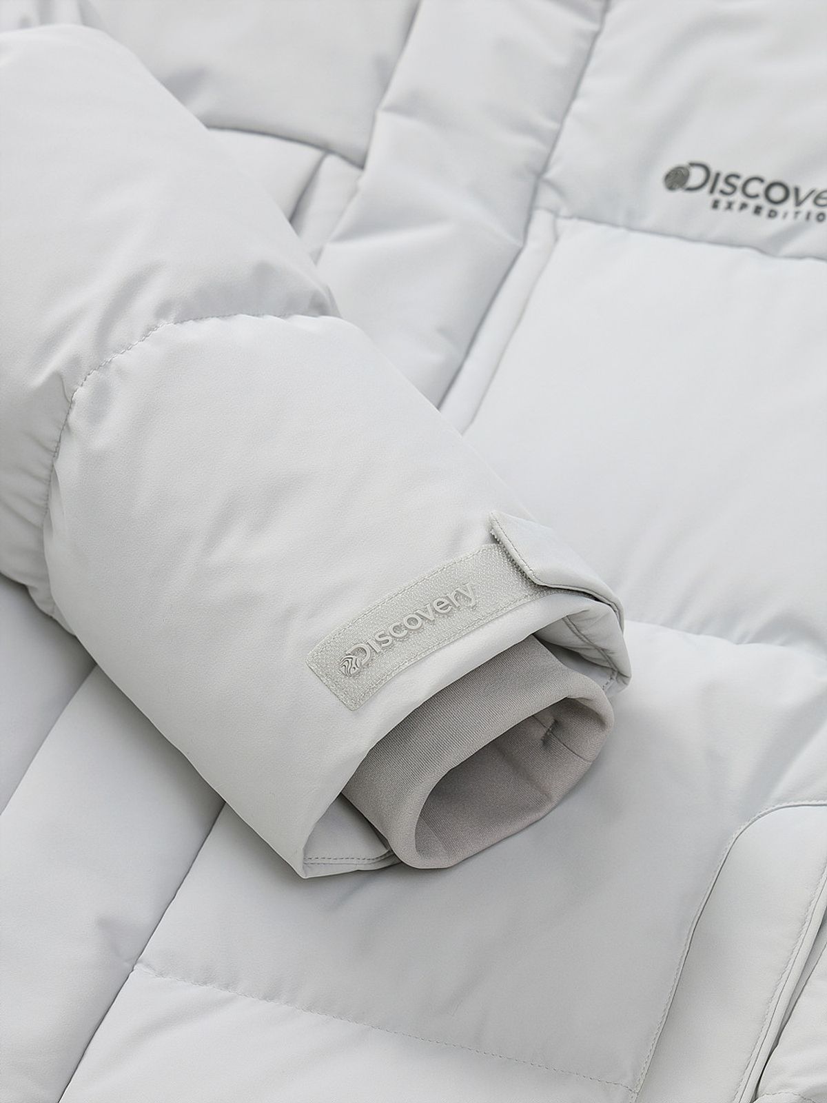 디스커버리 익스페디션(DISCOVERY EXPEDITION) 남성 레스터G 하이넥 구스다운 숏패딩 (L/GREY)