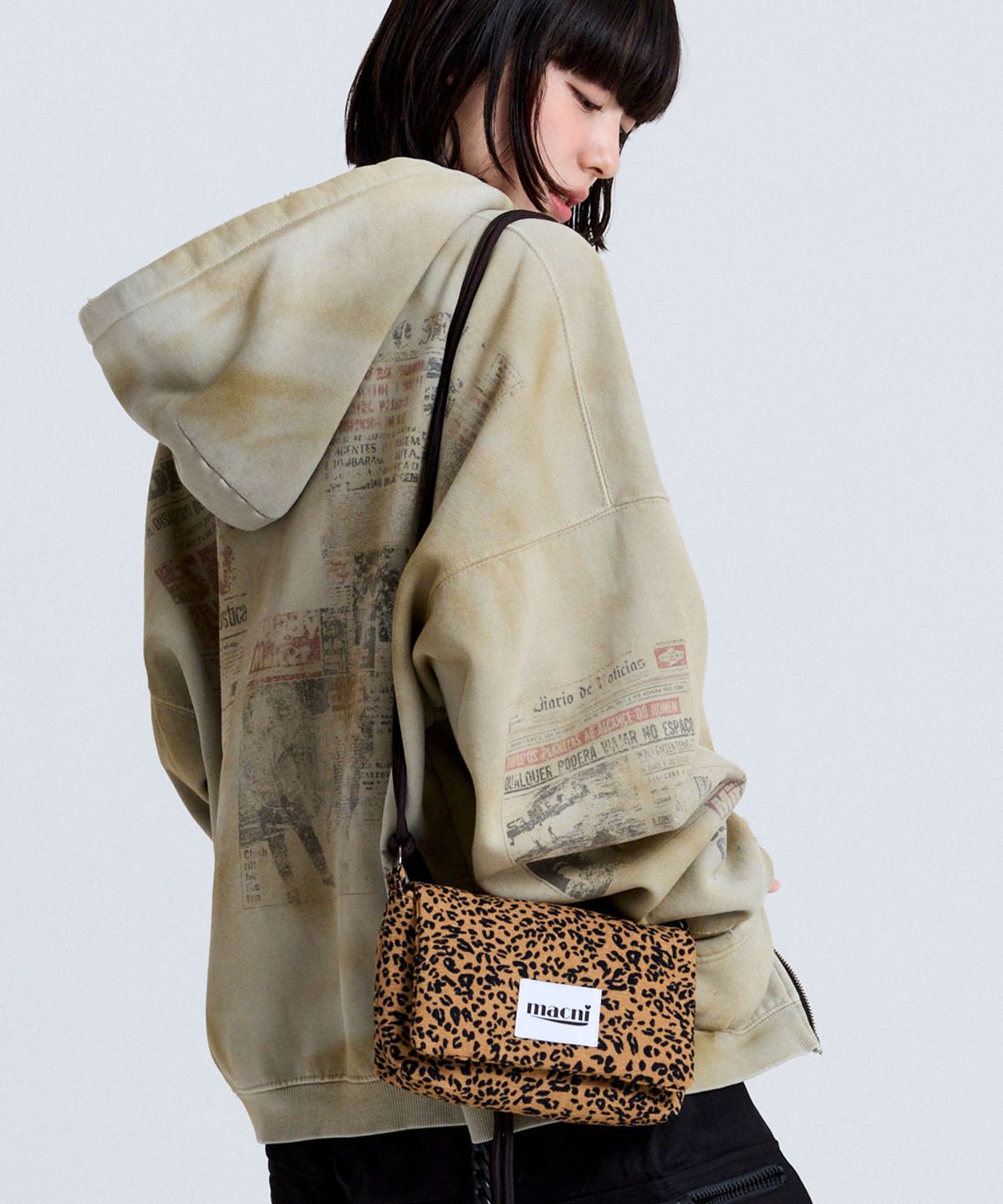 마크니(MACNI) LEOPARD STRING CROSS BAG BROWN