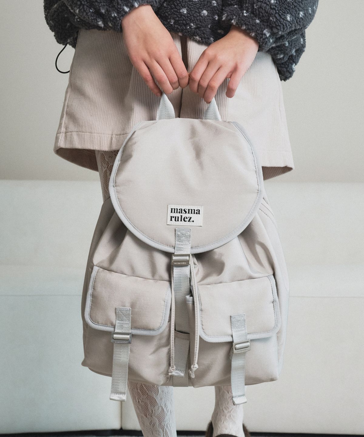 마스마룰즈(MASMARULEZ) Glossy belted flap backpack_Light gray
