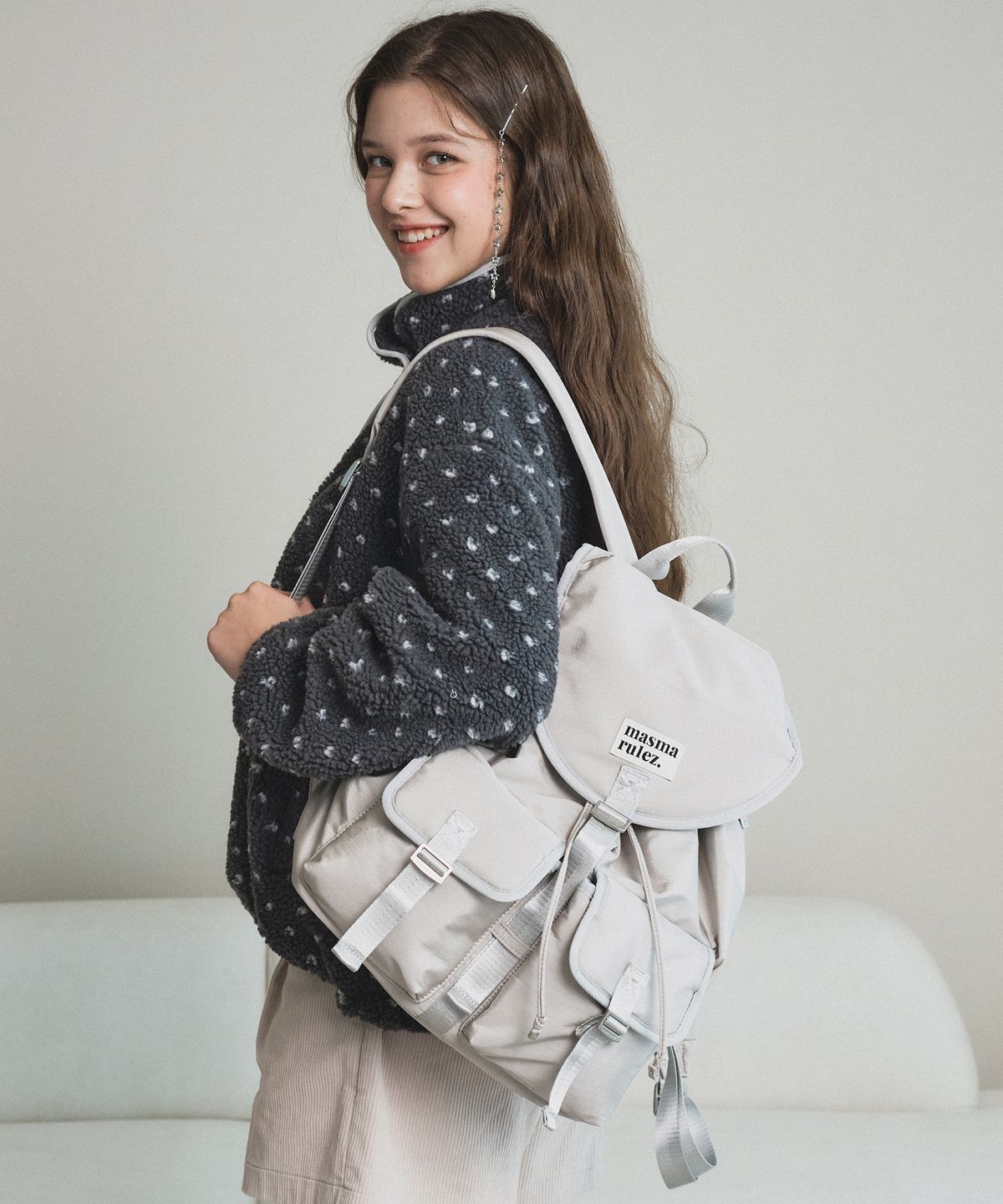 마스마룰즈(MASMARULEZ) Glossy belted flap backpack_Light gray