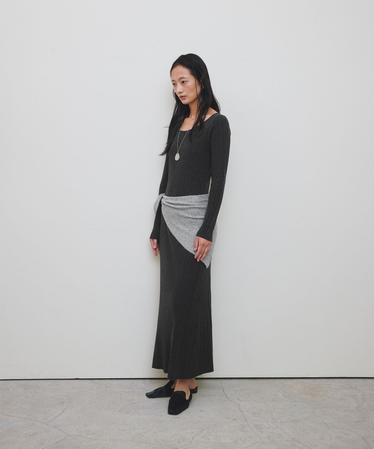 로우타이드(LOW TIDE) PLEATS KNIT DRESS [CHARCOAL]