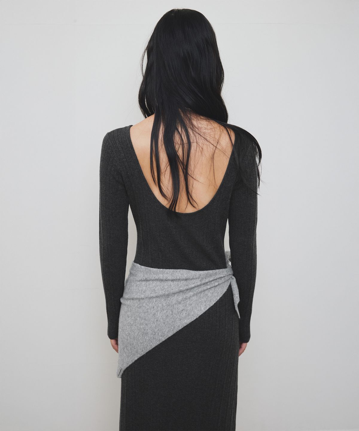 로우타이드(LOW TIDE) PLEATS KNIT DRESS [CHARCOAL]