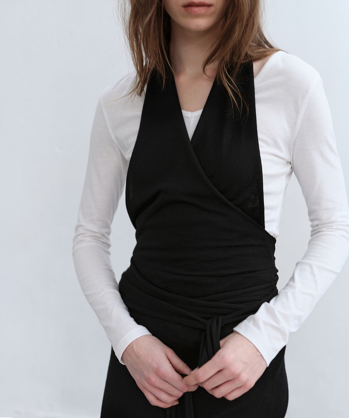 로우타이드(LOW TIDE) SLEEVELESS WRAP KNIT DRESS [BLACK]