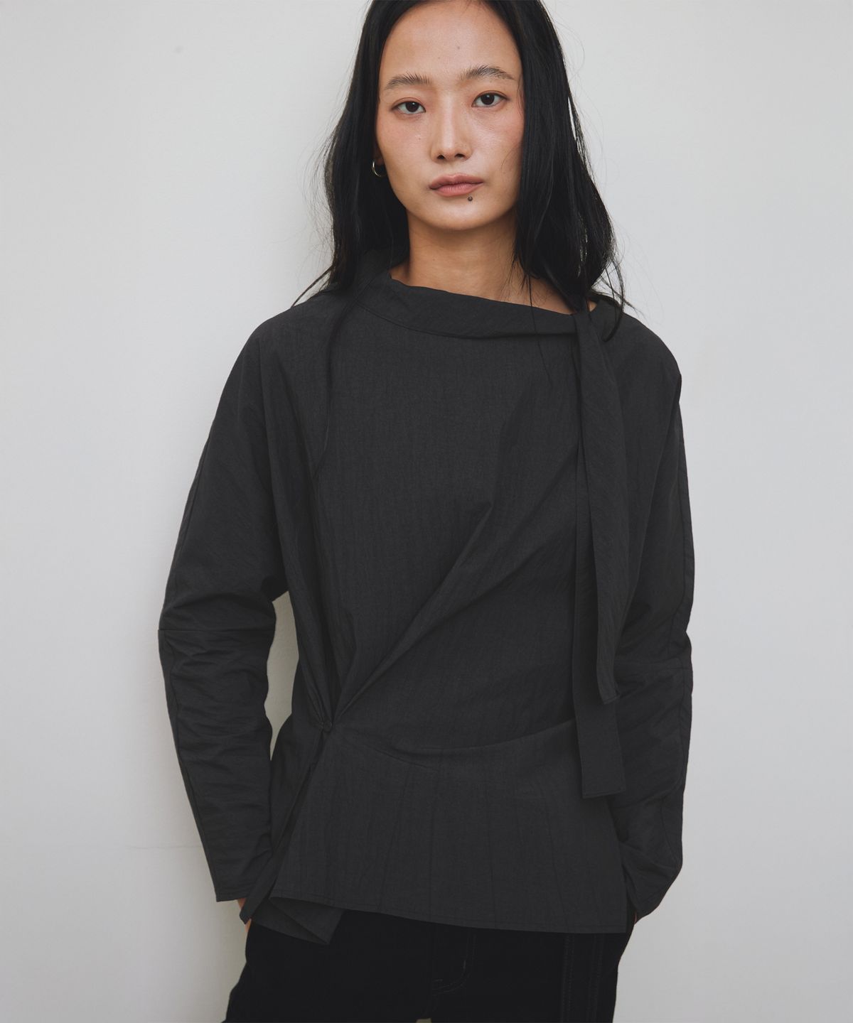 로우타이드(LOW TIDE) SCARF BLOUSE [CHARCOAL]