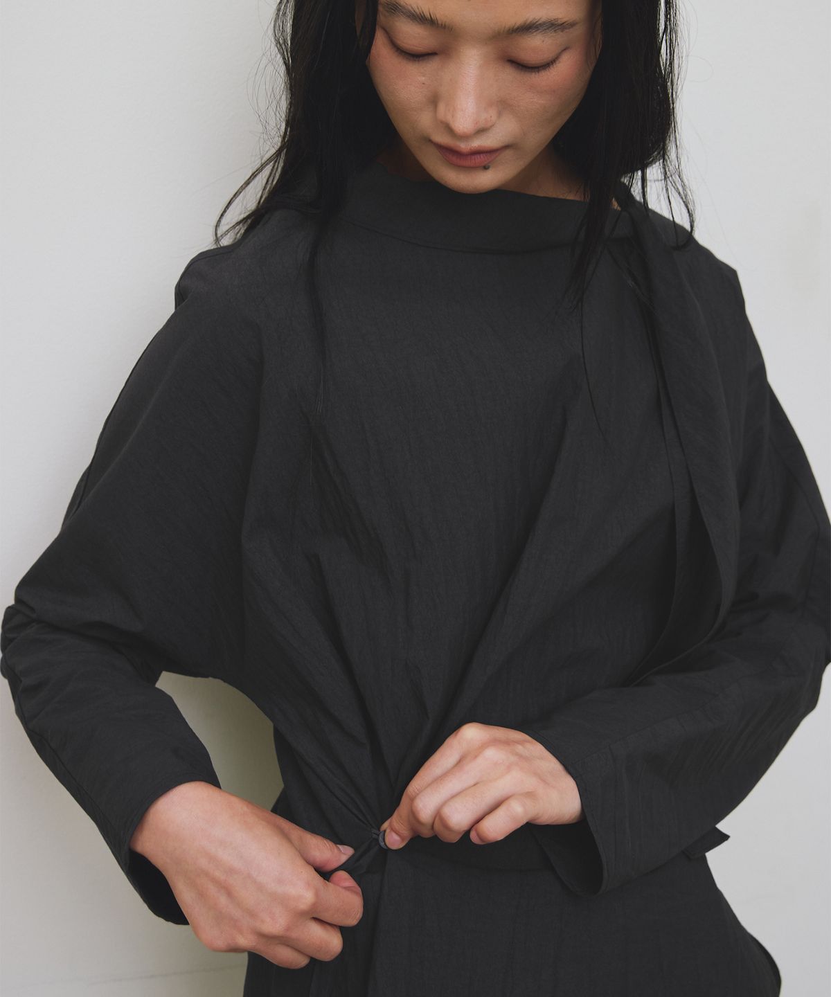 로우타이드(LOW TIDE) SCARF BLOUSE [CHARCOAL]