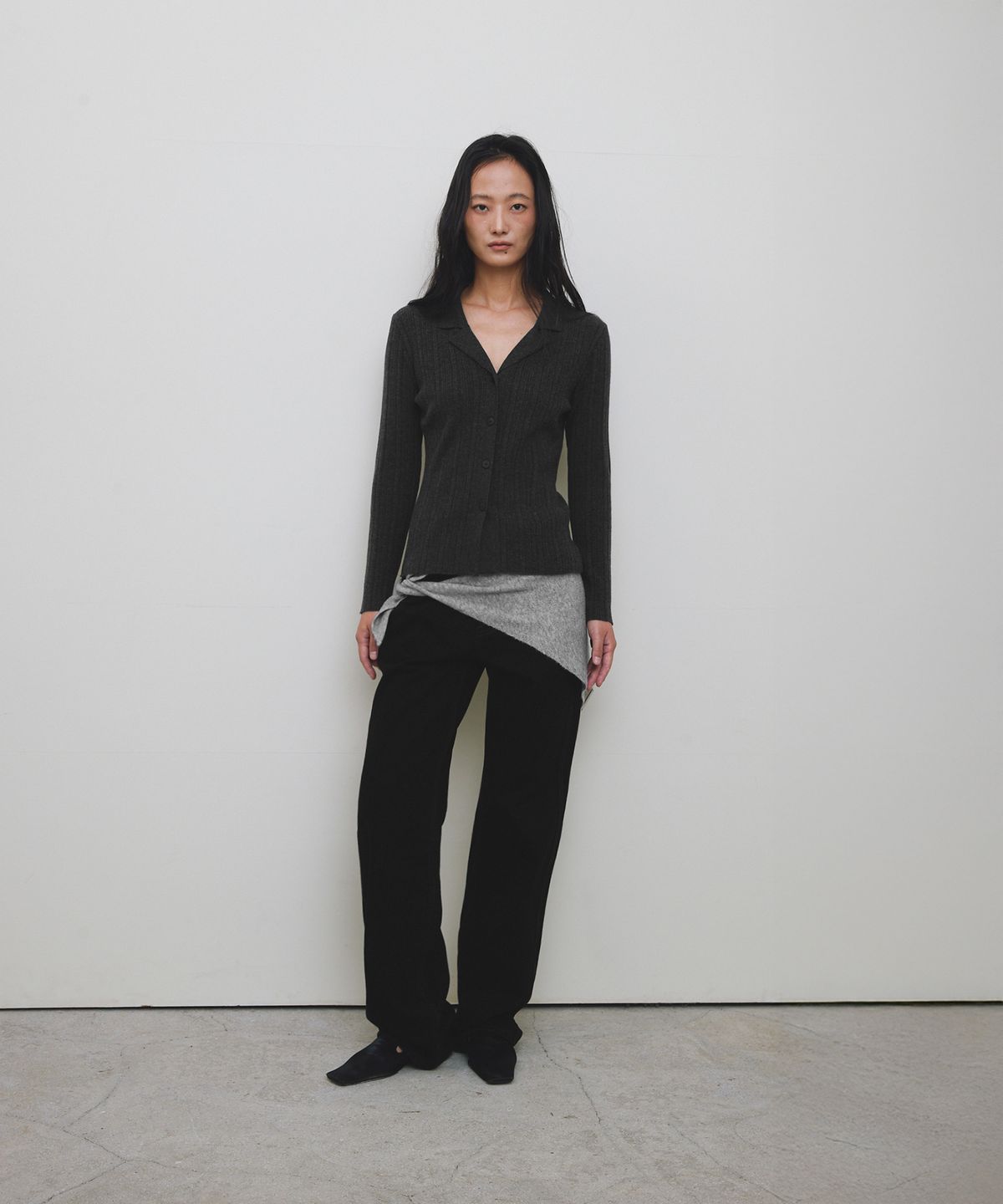 로우타이드(LOW TIDE) PLEATS KNIT CARDIGAN [CHARCOAL]