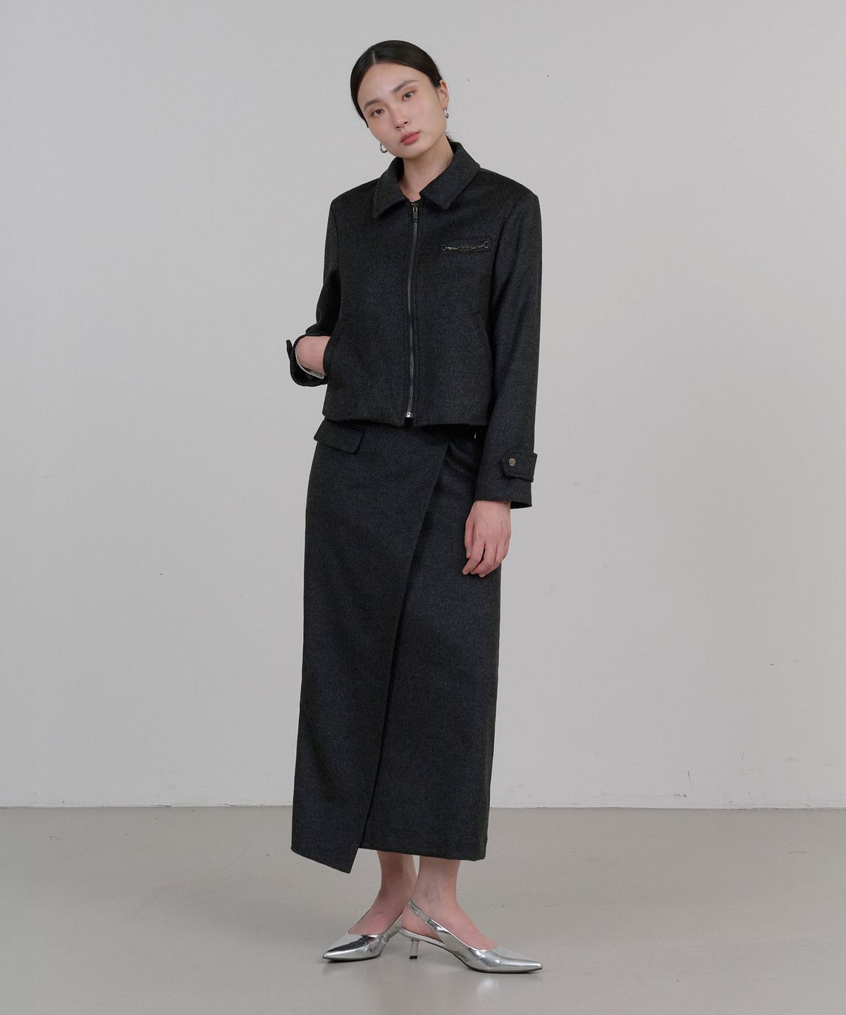 일로제(ILROZE) 언발 벨트 울 스커트 (차콜)