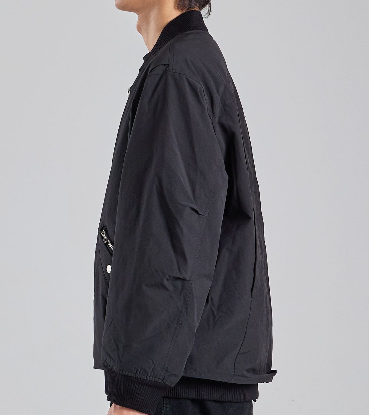 버튼서울(BUTTON SEOUL) 미니멀 사선 포켓 블루종 집업 자켓 (블랙)