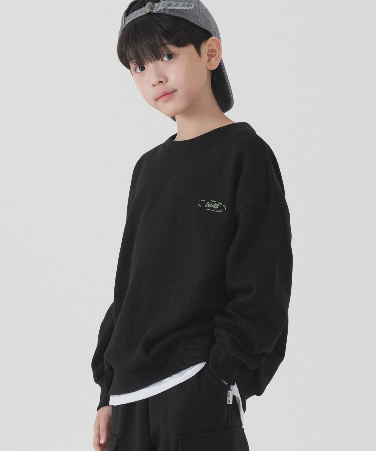 피아네르 키즈(PIANER KIDS) 빈티지 그래픽 오버핏 맨투맨 (블랙)