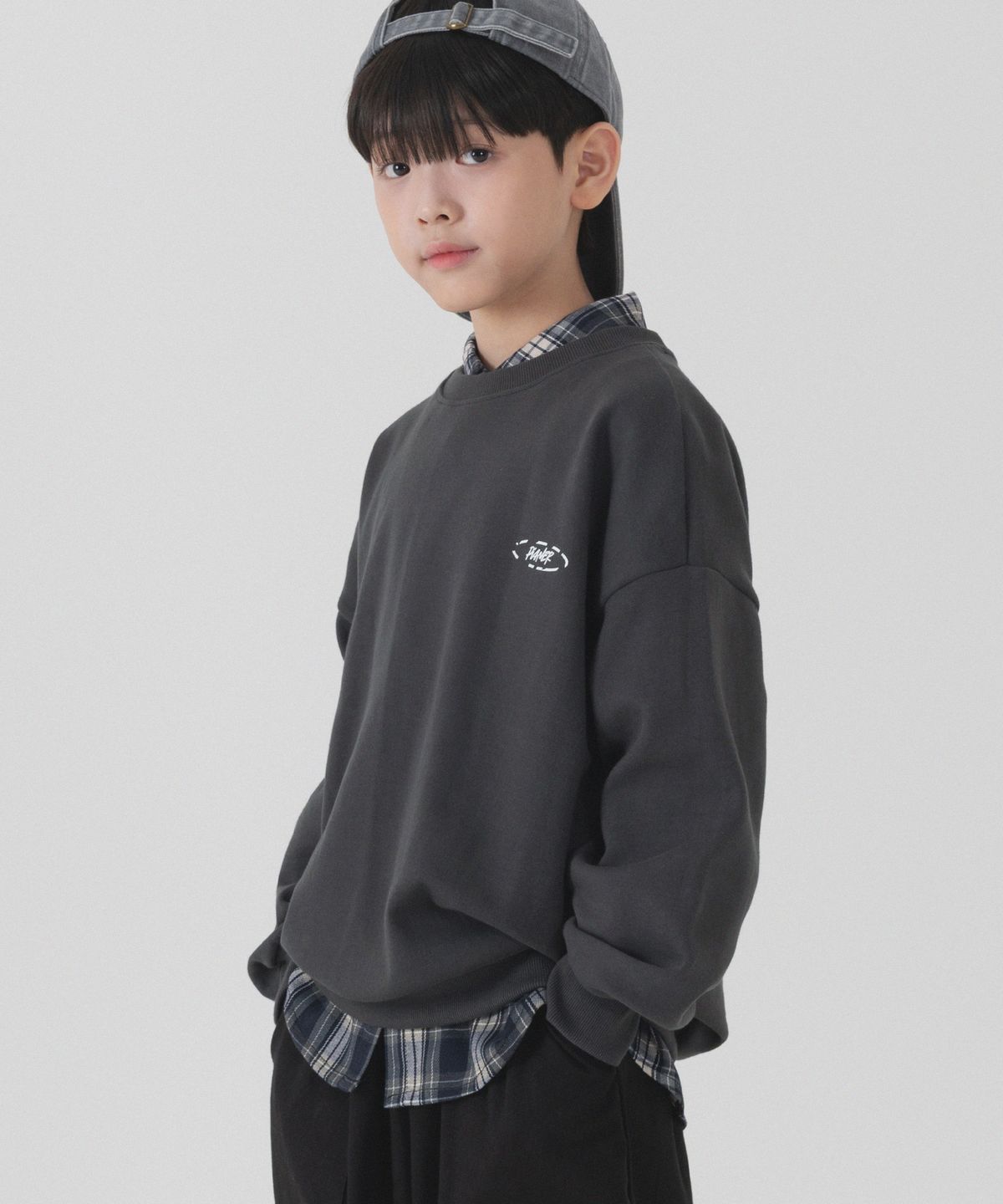 피아네르 키즈(PIANER KIDS) 빈티지 그래픽 오버핏 맨투맨 (차콜)