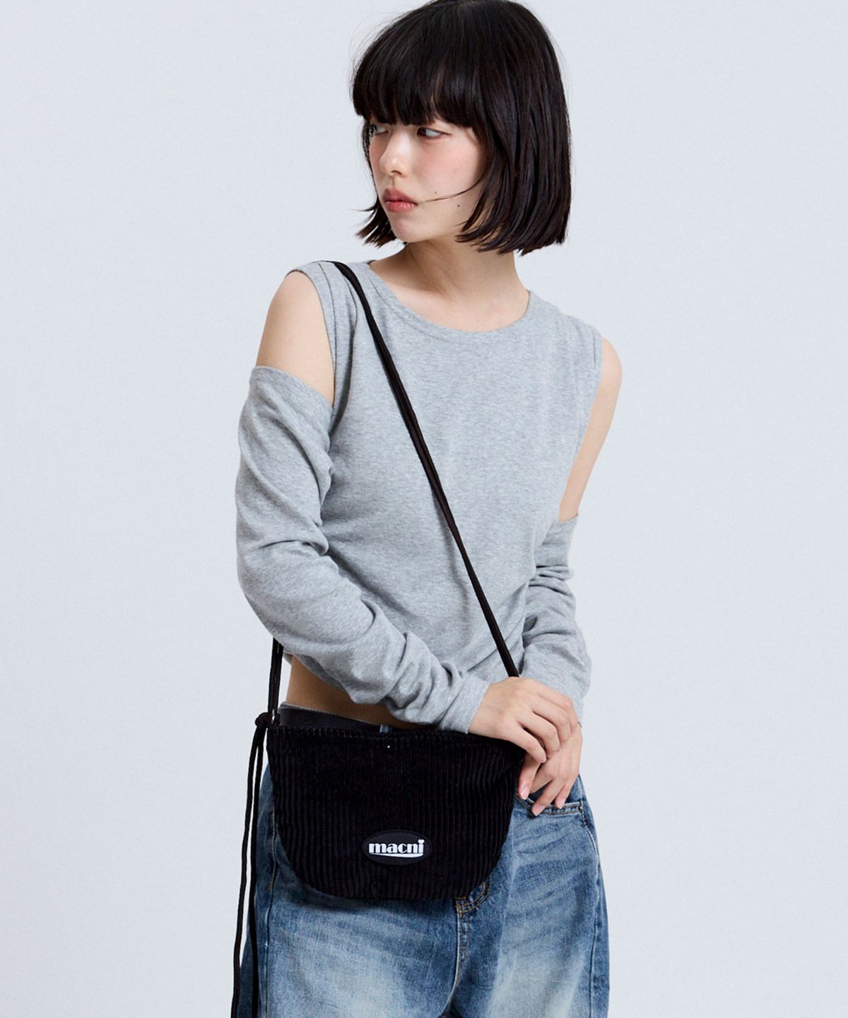 마크니(MACNI) CORDUROY MOON BAG BLACK