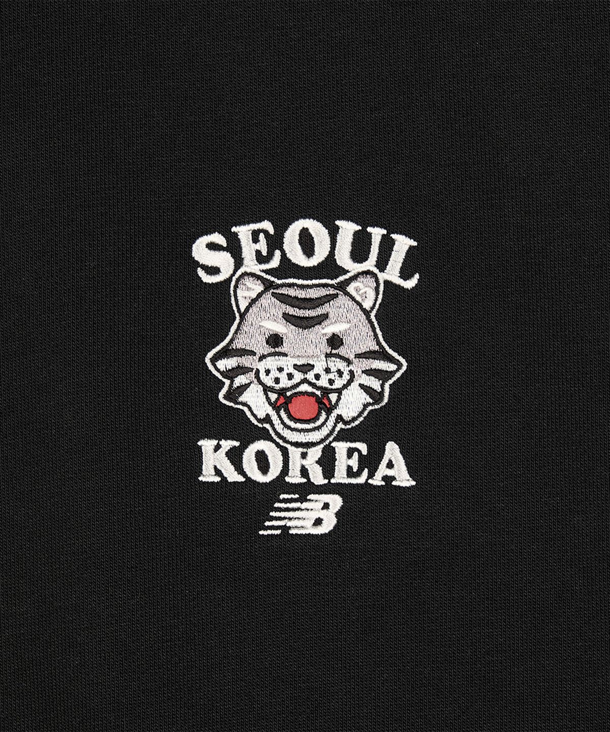 뉴발란스(NEW BALANCE) NBNCF4A033 / UNI NB 서울 타이거 익스클루시브 맨투맨 (BLACK)