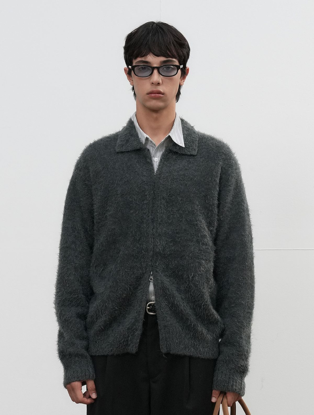제너럴아이디어(GENERALIDEA) UNISEX 헤어리 집업 카라 가디건 [CHARCOAL] / SBE4U04009