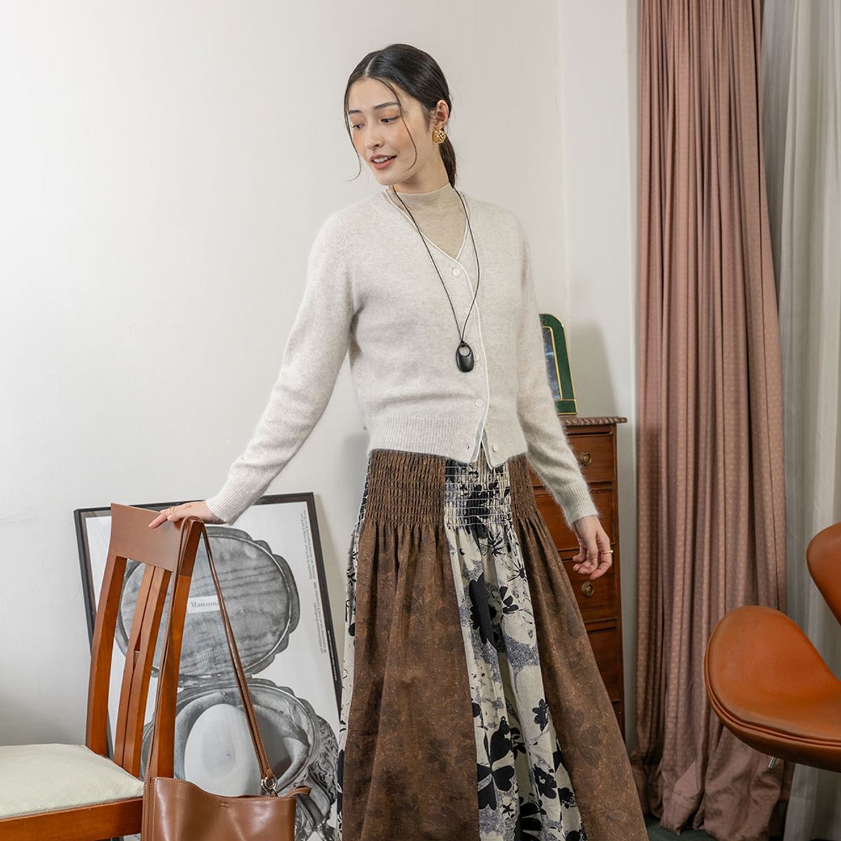 랭썬(LANGSON) LS_V-neck lace-trimmed knit top_LIGHT BEIGE