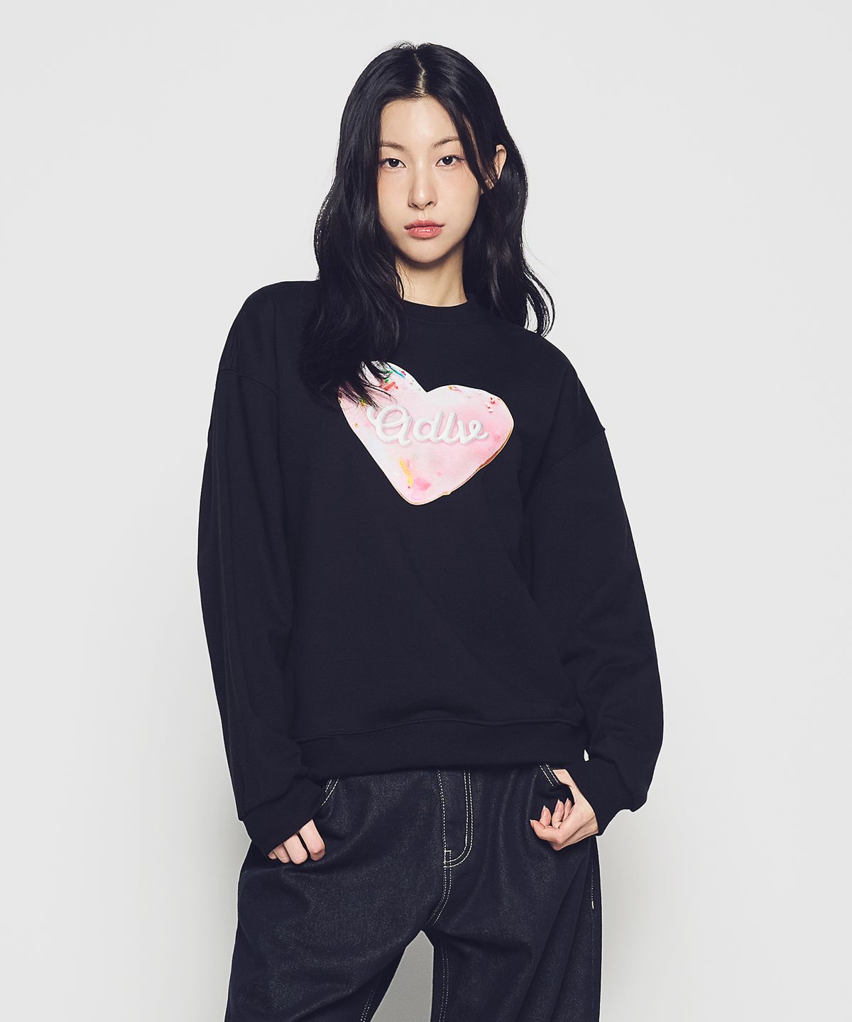 아크메드라비(ACME DE LA VIE) WOMAN HEART DOUGHNUT SWEATSHIRT (2COLOR)