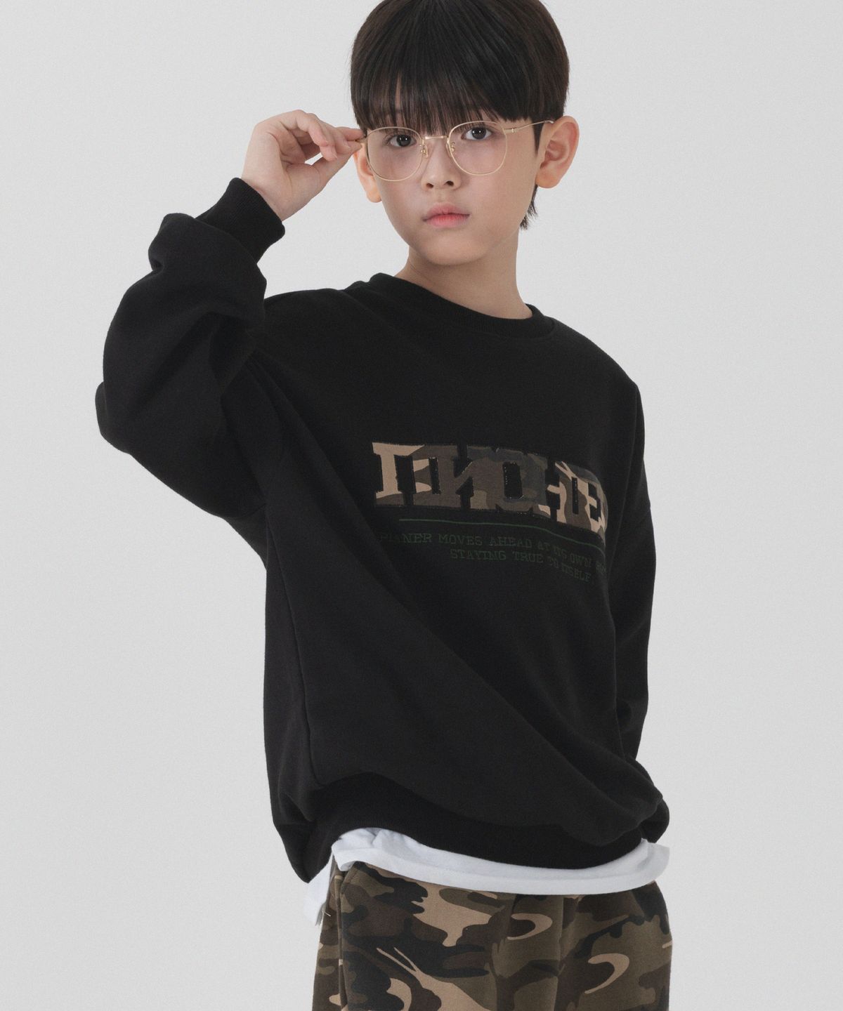 피아네르 키즈(PIANER KIDS) 카모 아플리케 오버핏 맨투맨 (블랙)