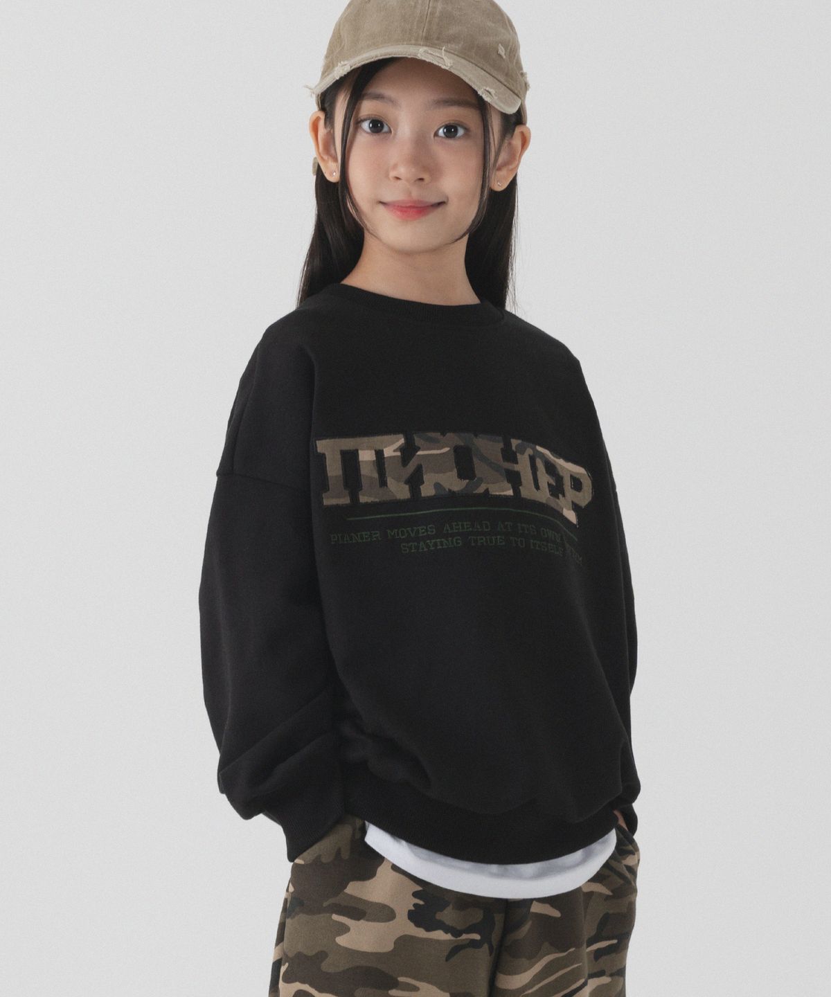 피아네르 키즈(PIANER KIDS) 카모 아플리케 오버핏 맨투맨 (블랙)