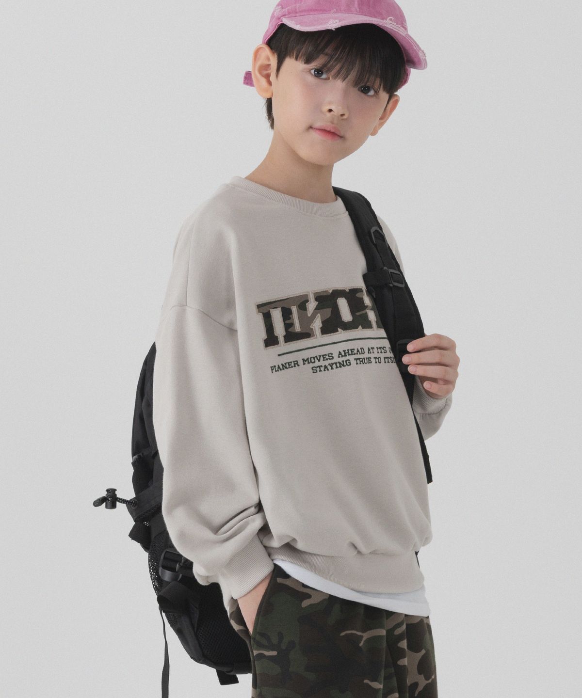 피아네르 키즈(PIANER KIDS) 카모 아플리케 오버핏 맨투맨 (연베이지)