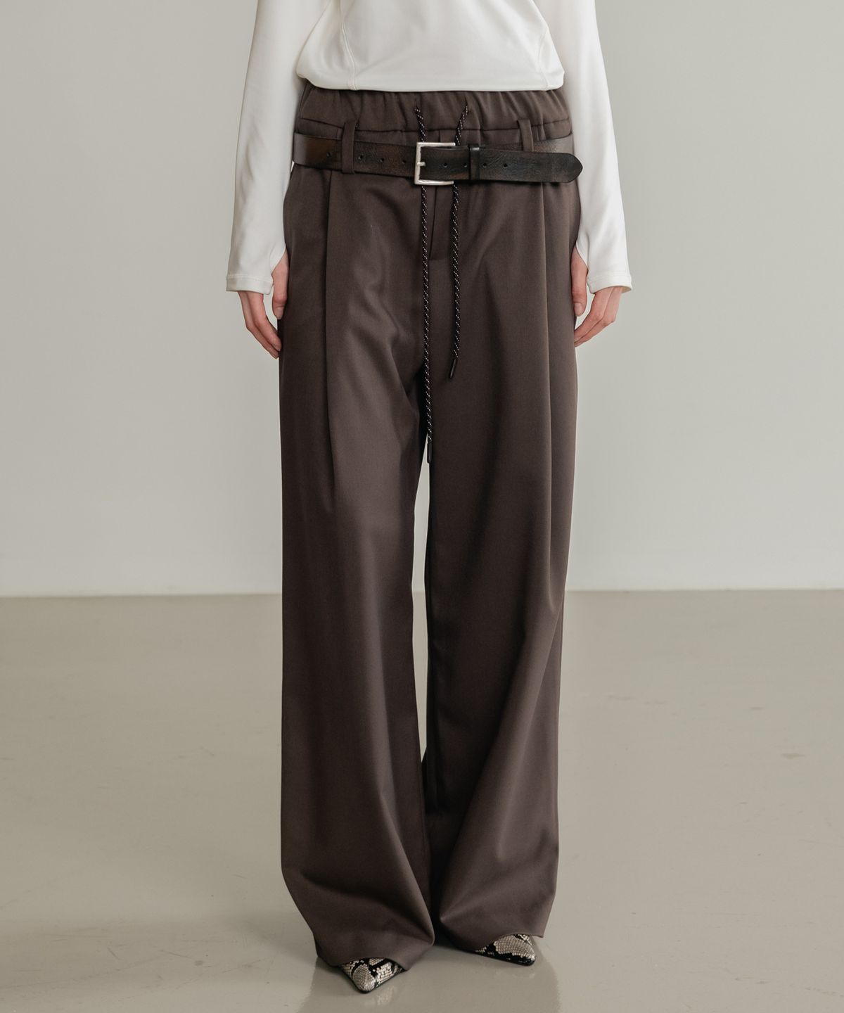 신앤리(SSIN AND LEE) (W) 로우 루프 밴딩 슬랙스 브라운