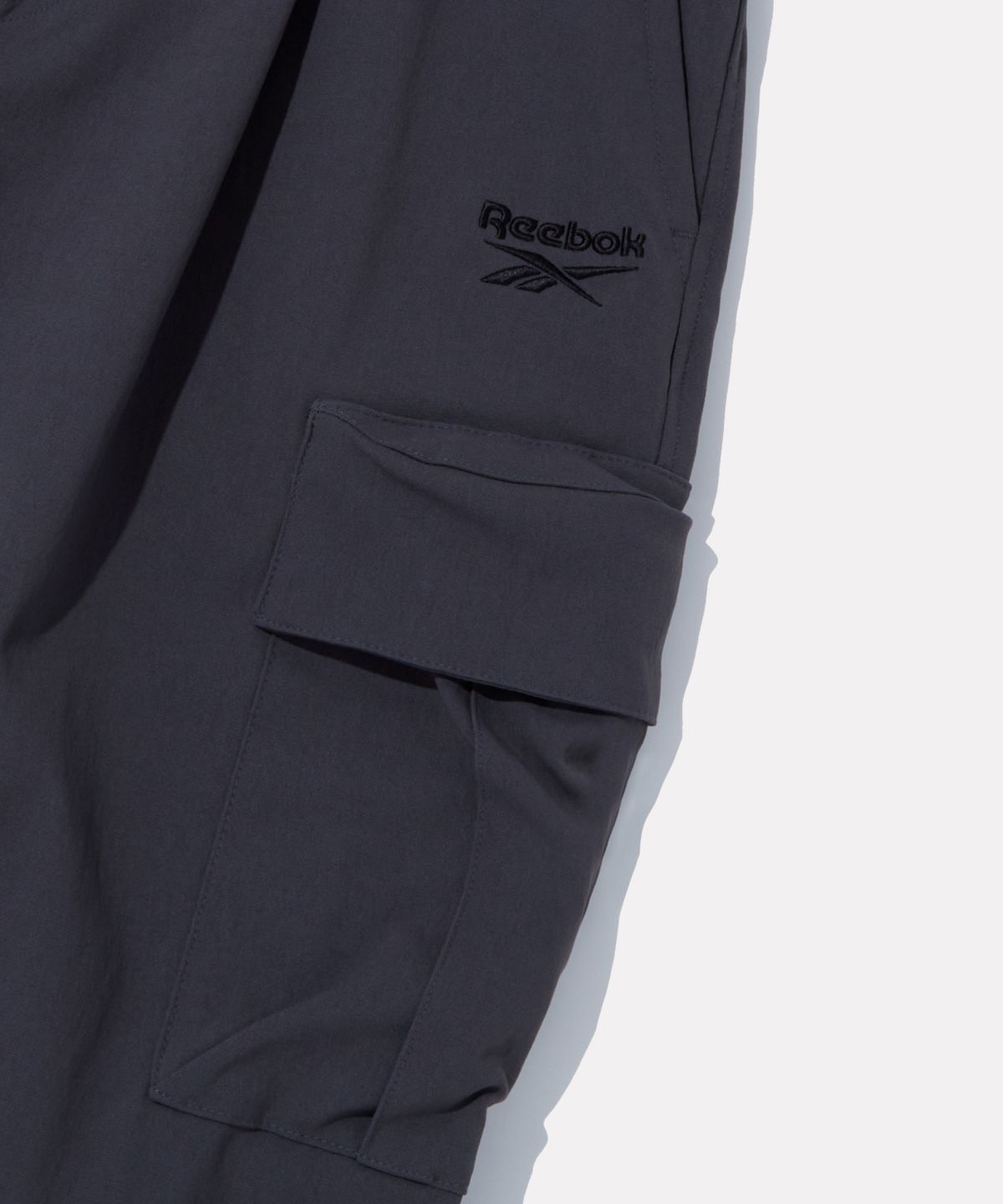 리복(REEBOK) 테크 우븐 카고 팬츠 - 차콜