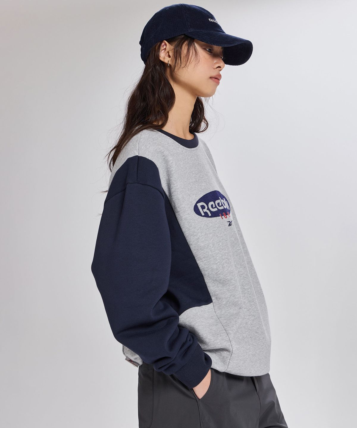 리복(REEBOK) 헤리티지 배색 맨투맨 - 멜란지 그레이:네이비