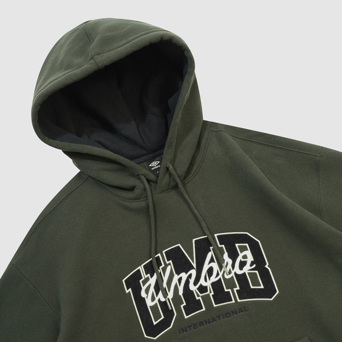 엄브로(UMBRO) 기모 아플리케 후드 티셔츠 카키 UQ421CHDO2