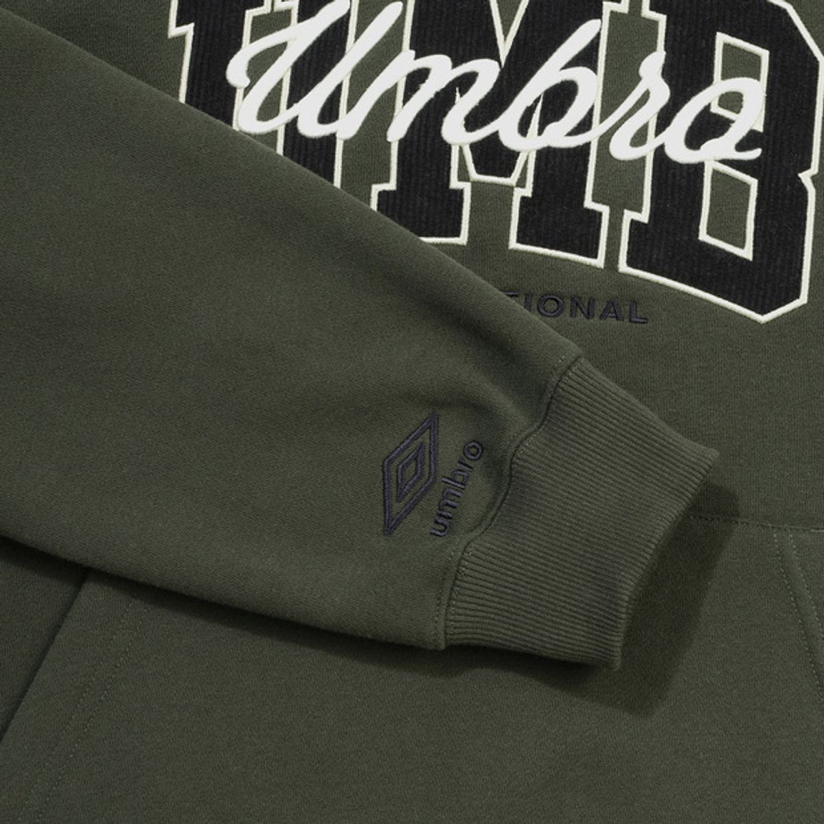 엄브로(UMBRO) 기모 아플리케 후드 티셔츠 카키 UQ421CHDO2