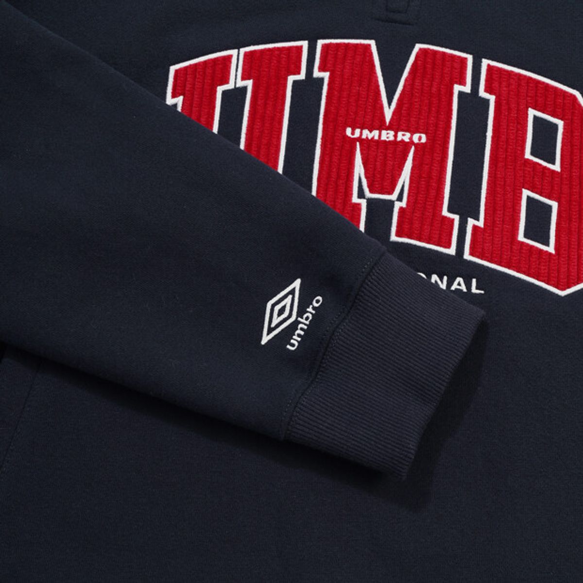 엄브로(UMBRO) 기모 아플리케 하프집업 맨투맨 네이비 UQ421CFSO2