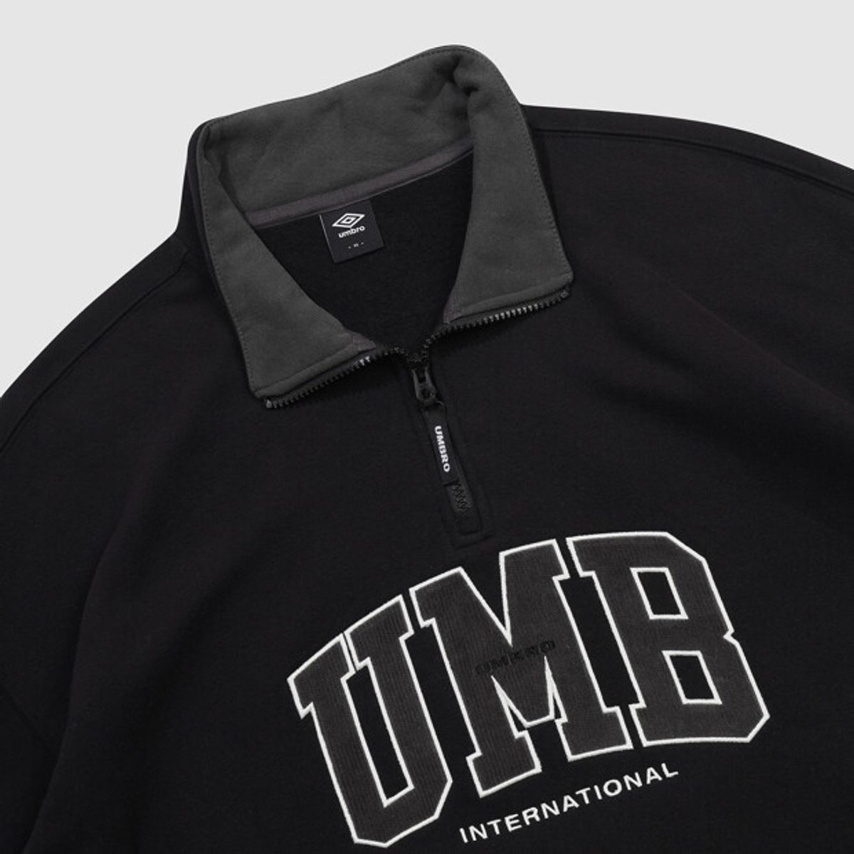 엄브로(UMBRO) 기모 아플리케 하프집업 맨투맨 블랙 UQ421CFSO2