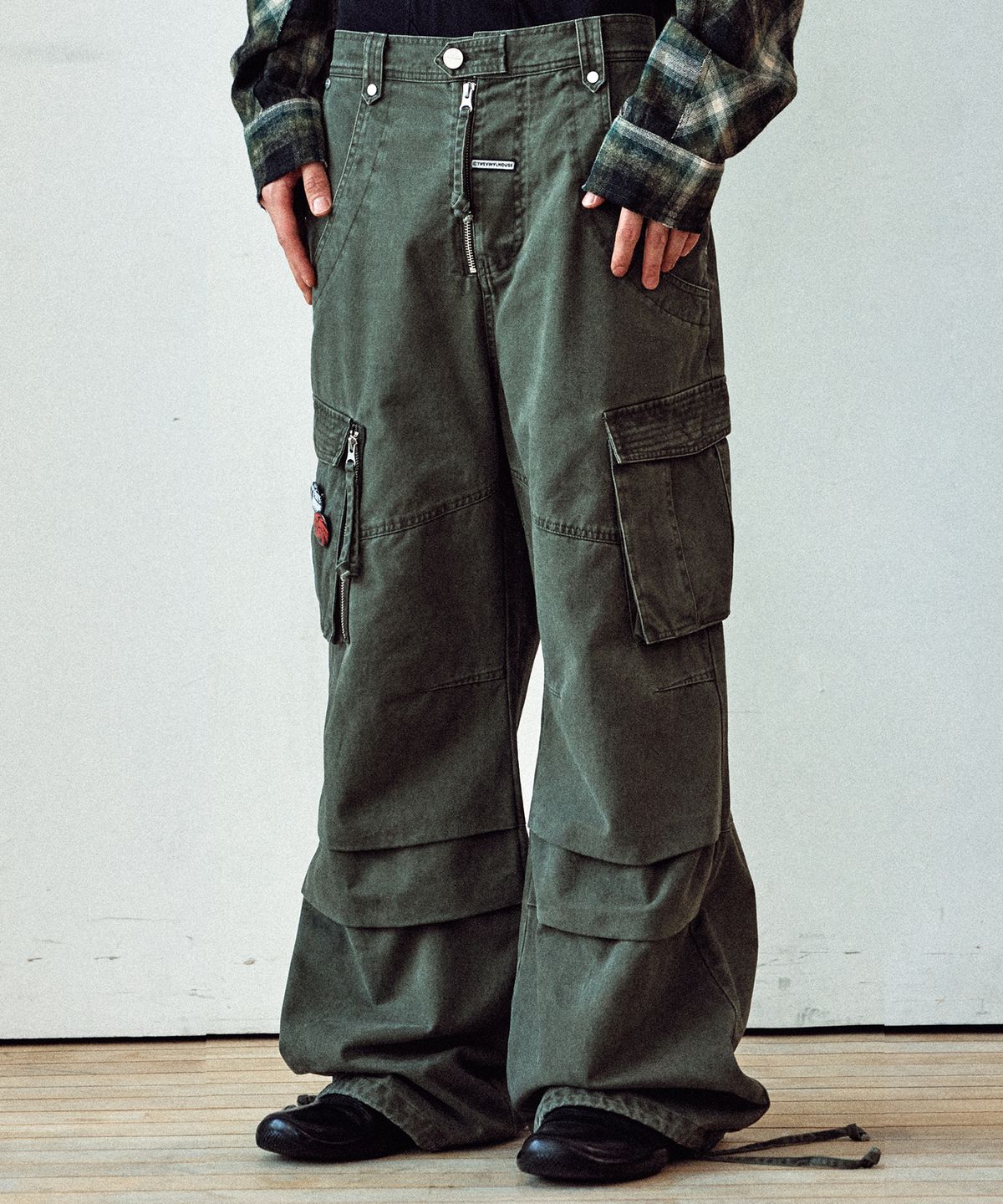 더바이닐하우스(THEVINYLHOUSE) WASHED MILITARY CARGO PANTS KHAKI